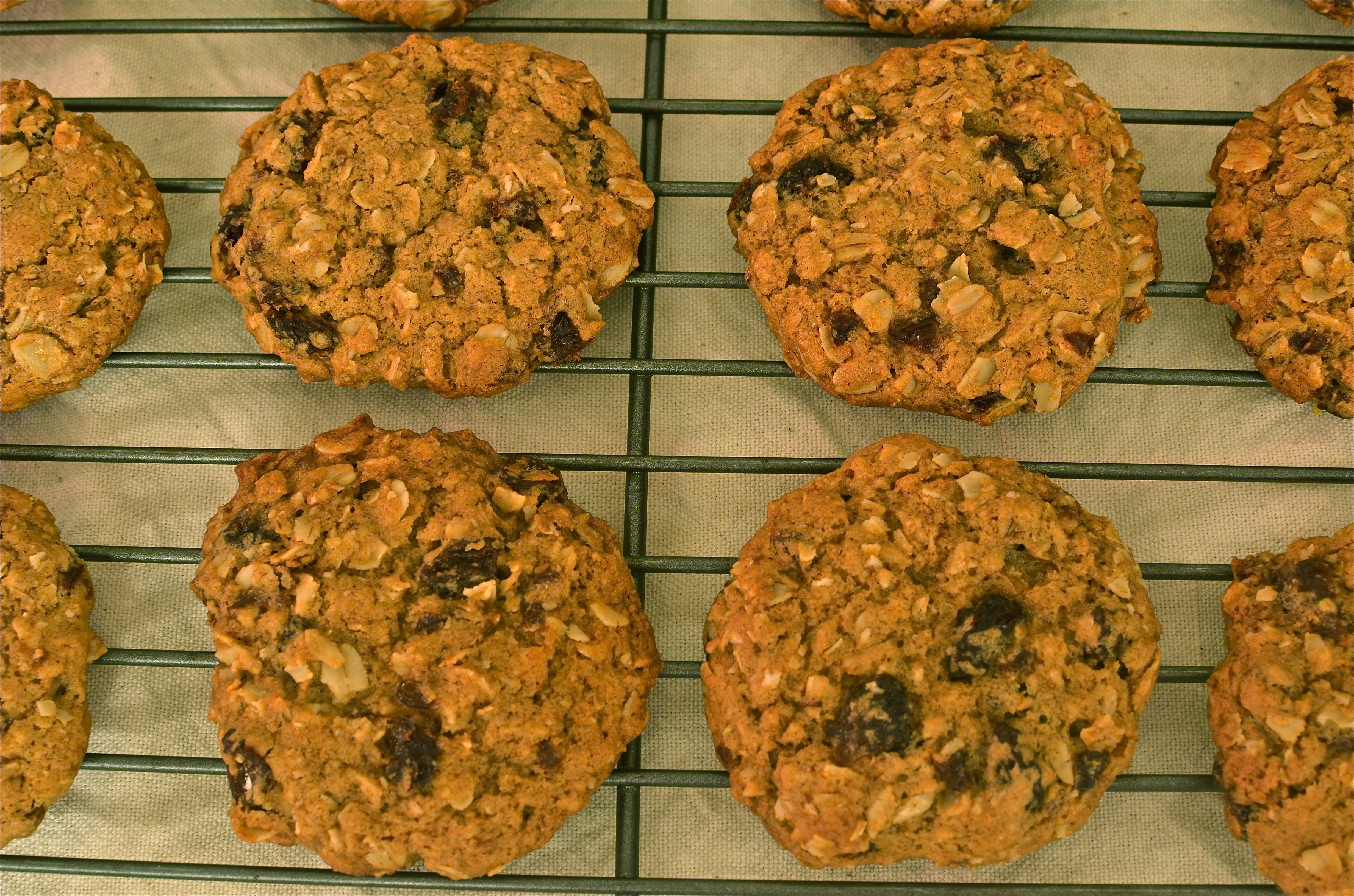 Low-fat oatmeal raisin cookies