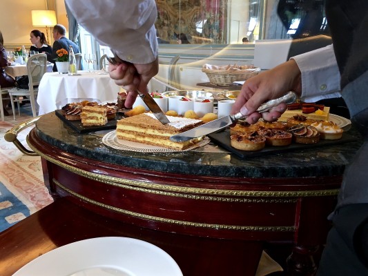 Cercle Dessert Cart