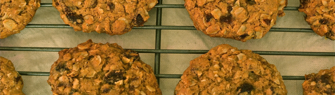 Low-fat oatmeal raisin cookies